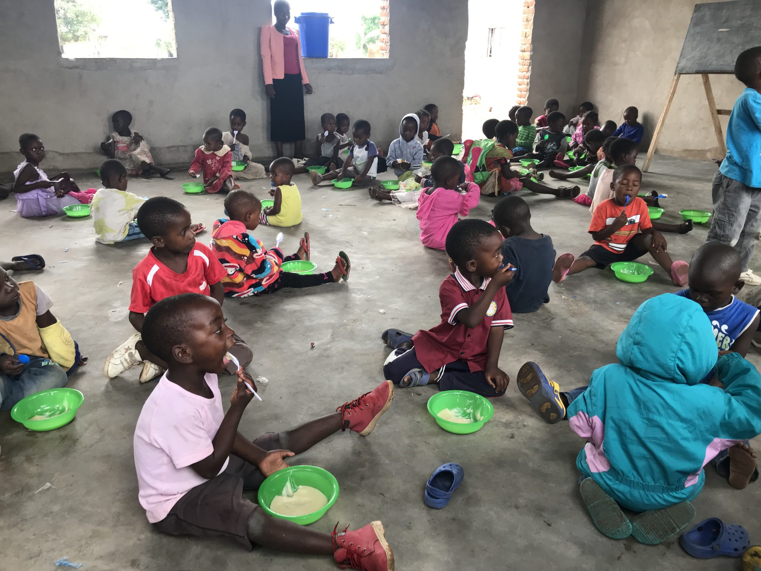 Kinderen die lunch eten op school
